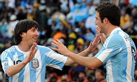 Lionel-Messi-celebrates-w-006